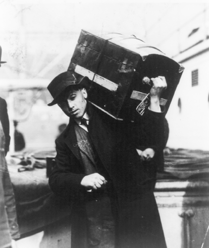 Polish immigrant carrying trunk. Credit: Library of Congress.